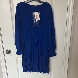 Elegant Blue Long-Sleeve Dress